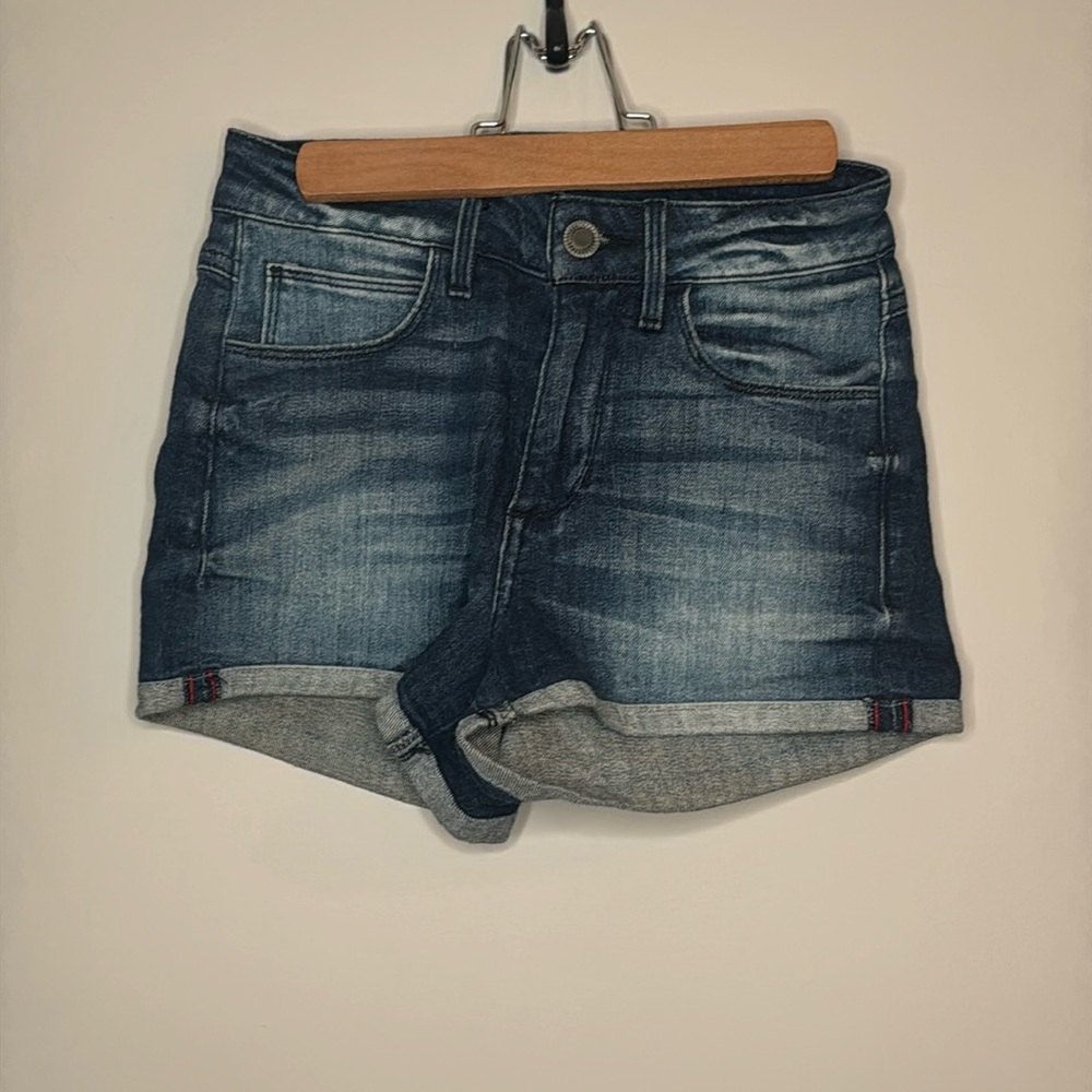 GUESS MID RISE SHORTS